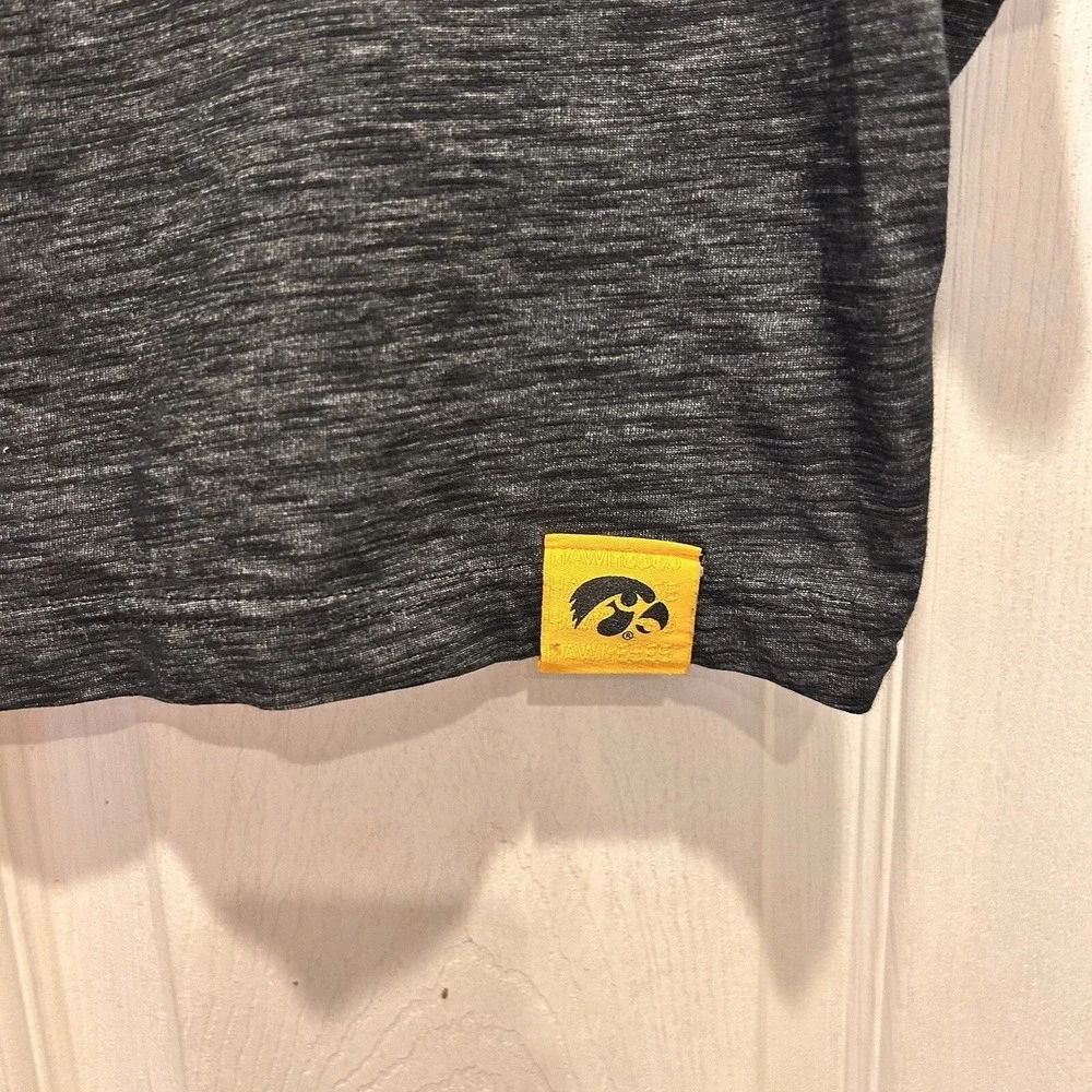 Nike Iowa Hawkeyes Womens Medium Black Dri-FIT Cropped Graphic T-Shirt NCAA